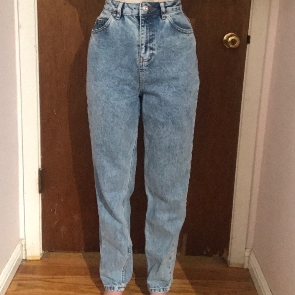ASOS Design High Rise Light Blue Mom Jeans - Picture 2 of 9